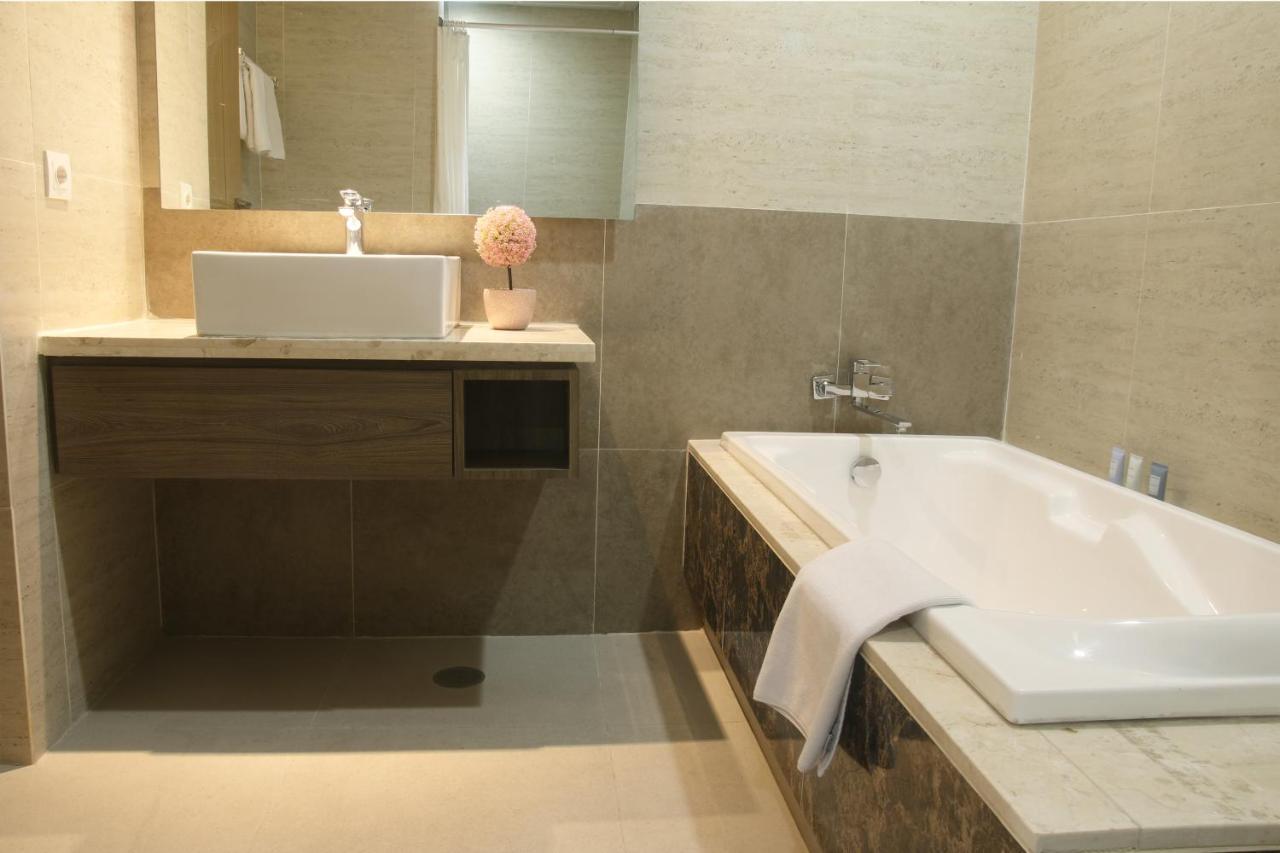 Graha Makara Suite Hotel & Residence Cikarang Esterno foto